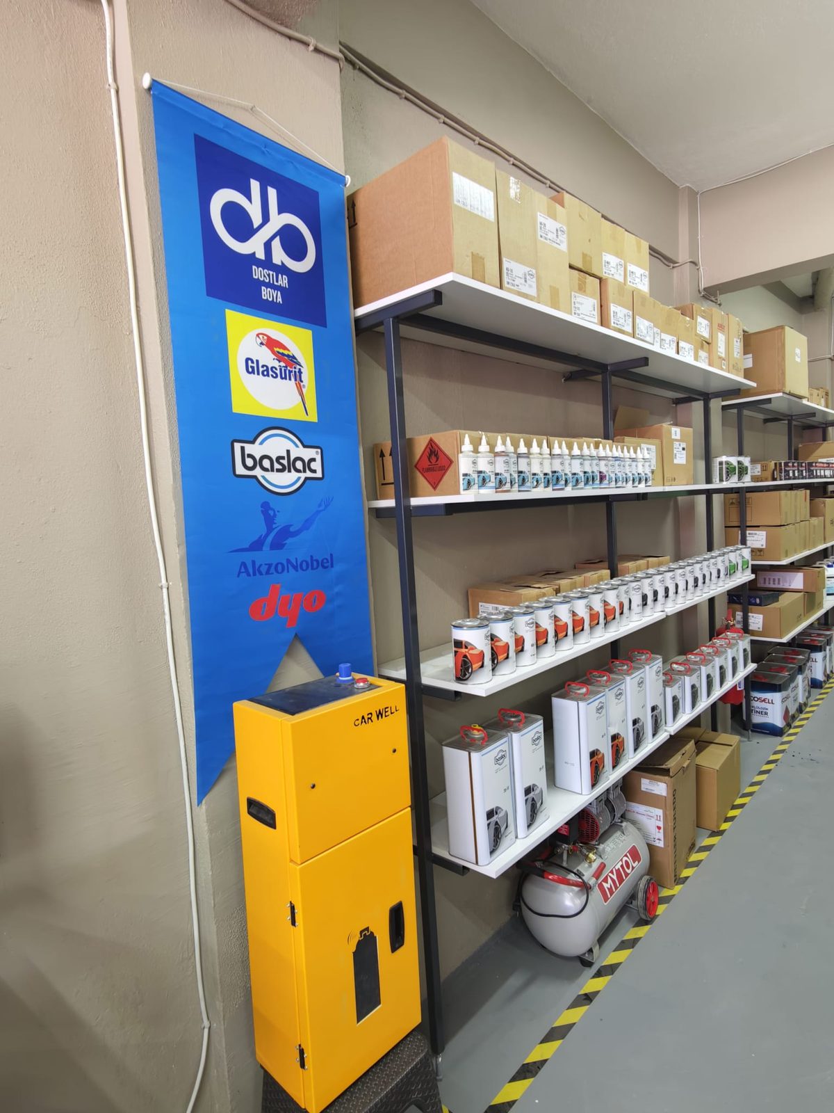 Glasurit, Baslac, AkzoNobel ve DYO ürünlerinin bulunduğu raf